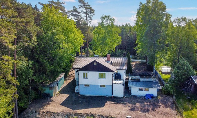 Grabo House | Look forward to sunset watching in bubbling hot tub overlooking horse pastures near lake