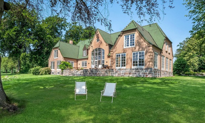 Gislev House | Look forward to vacationing in this spacious mansion with charm and room for the whole family.