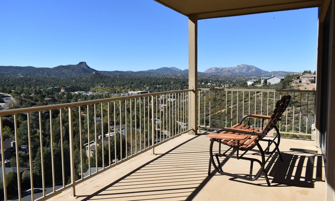 Prescott House | ~LOOK NO FURTHER~ 4,000sf Hillside with Views TV's & Pool table
