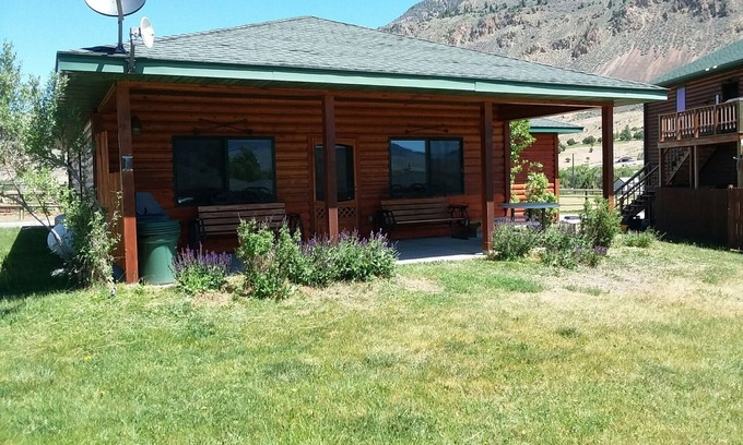 Gardiner Cabin | Looking for an Alternative to a Big Box Motel? We're it!