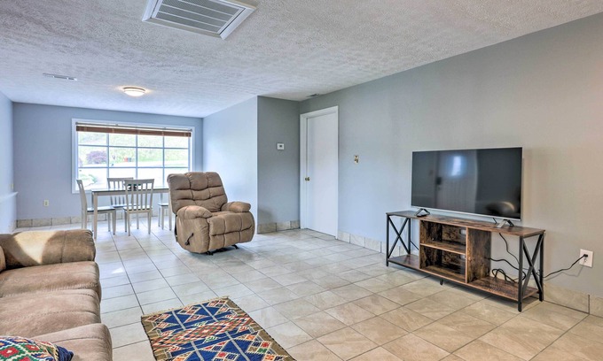 East Point Apartment | 'Loretta' Sun-Kissed Apt on Country Music Hwy