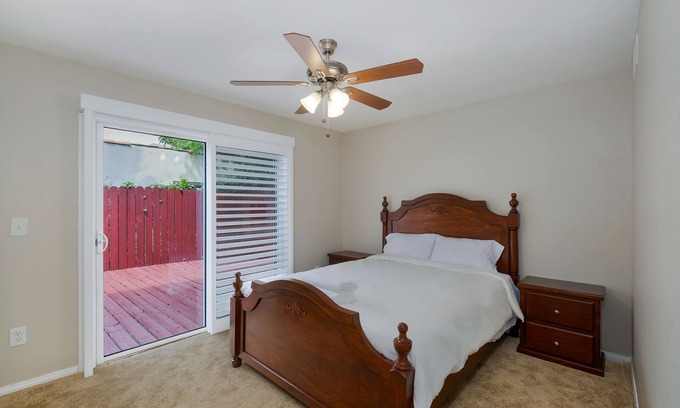 Mid-Wilshire Apartment | Los Angeles Miracle Mile District Retreat