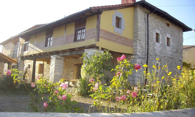 Junta de Traslaloma House | Los Soportales Hill House