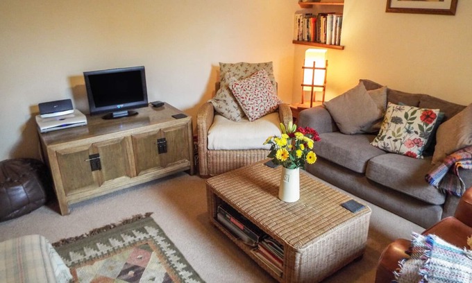 Ammanford Cottage | LOTHLORIEN COTTAGE, pet friendly, with a garden in Cwmgors