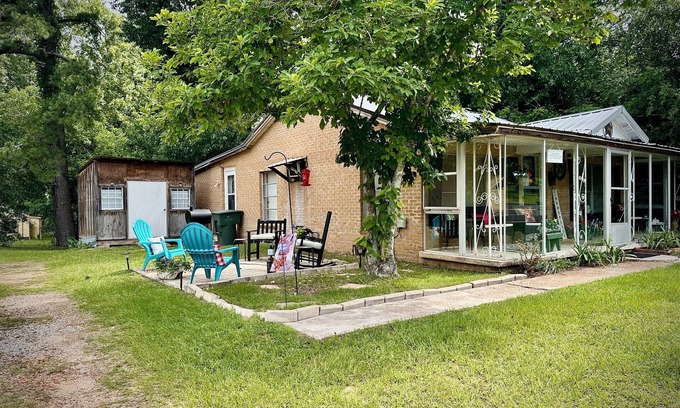 Nacogdoches House | Lottie Mae’s Place has a warm cozy homely vibe. 2 minutes from town