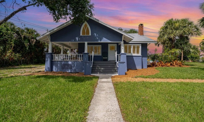 Melbourne House | Lotus · Oriental Charm near Downtown and River