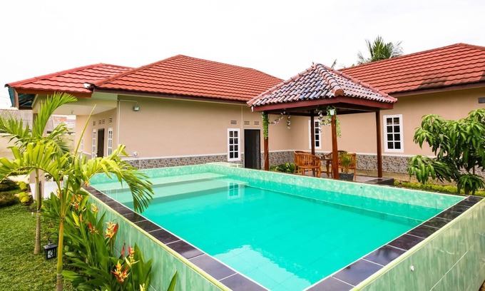 Palembang Villa | Lotus Villa 3 Bedroom Villa with Swimming Pool