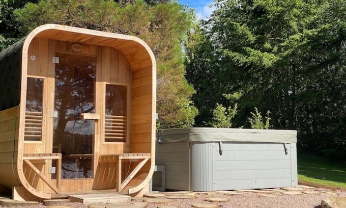 County Cavan Cottage | Lough Sillan Lakeside Cottages - Adults only - outdoor spa - sleeps 6-8nn