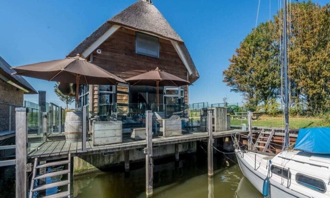 De Heen House | Lounging on the terrace or in one of the relaxchairs in the living room, lingering at the table near