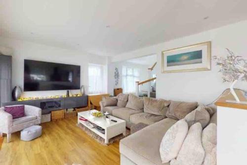 Lancing House | Love Lancing by the Sea with optional large Hot Tub sleeps up to 8 & free parking