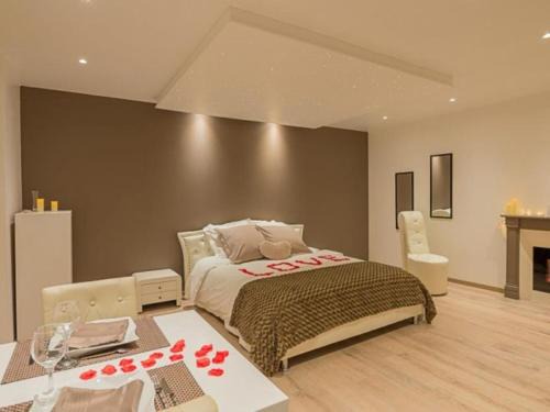 Bort-les-Orgues Bed & Breakfast | Love Room