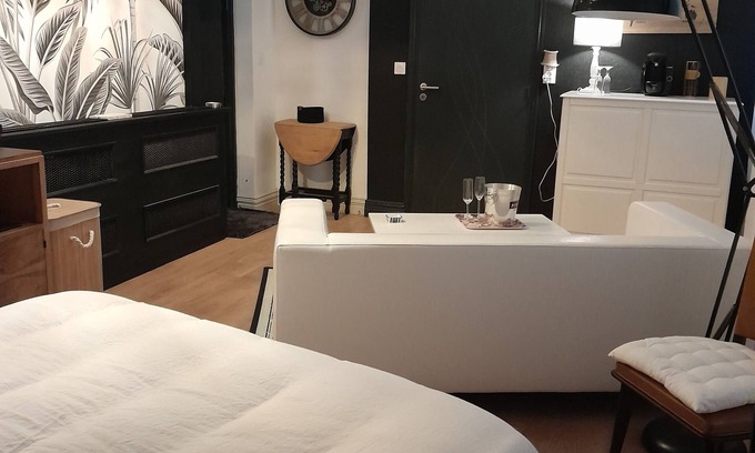 Plelo Apartment | Love-room Avec Jacuzzi Intérieur et Patio à 15 mn des Plages