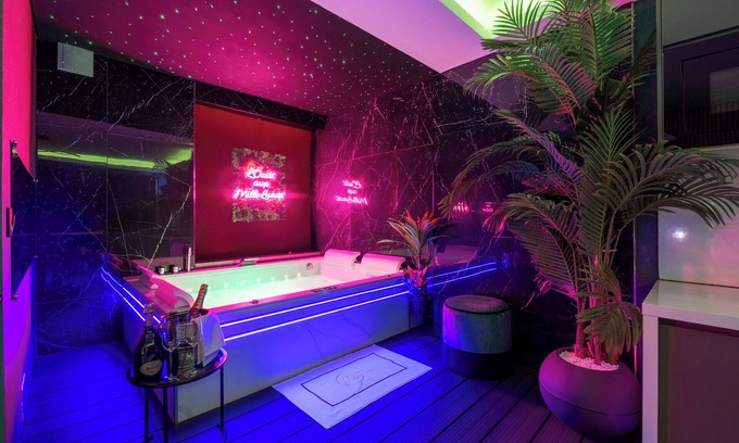 Le Busca Apartment | Love room Toulouse (luxury suite, private spa, massage seats.)