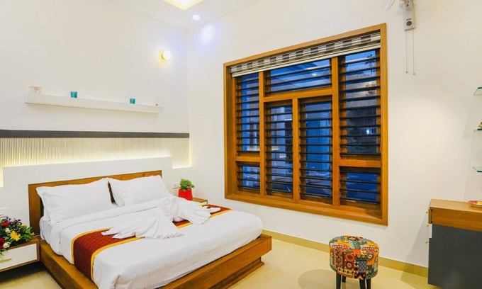 Raroth Villa | Love Shore Luxury Private Pool Villa near Thusharagiri Waterfalls