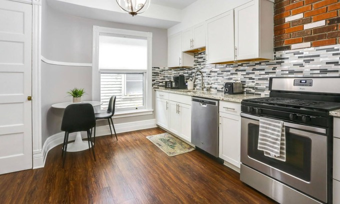 Buffalo Apartment | Lovely 2 Bdrm Apartment on Bidwell Pkwy off Elmwood - 2nd Floor