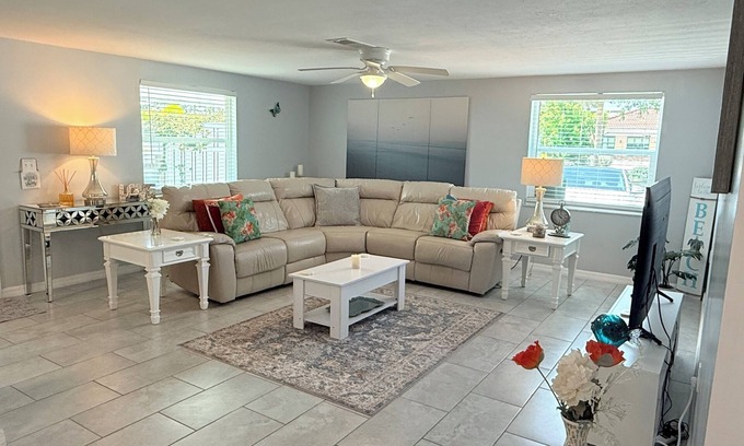 Vamo Condo | LOVELY 2- BEDROOM CONDO 7 MINUTES FROM SIESTA KEY