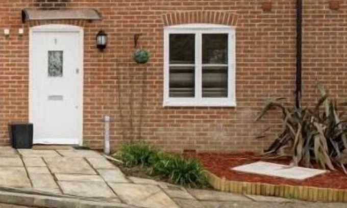 Broad Oak House | Lovely 2-bedroom holiday home with free parking.