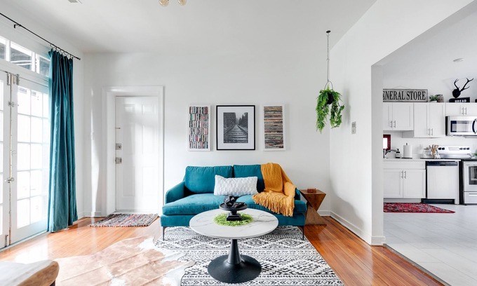 Fan District Apartment | Lovely 2 Bedroom in the Heart of The Fan