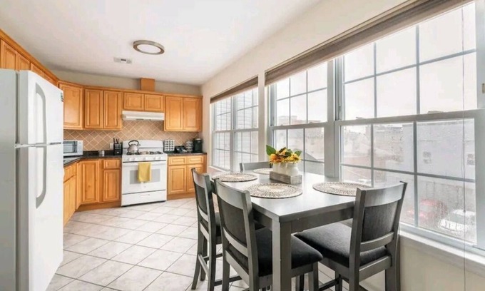 Central Business District Apartment | Lovely 2 bedroom/Near EWR/Free Parking