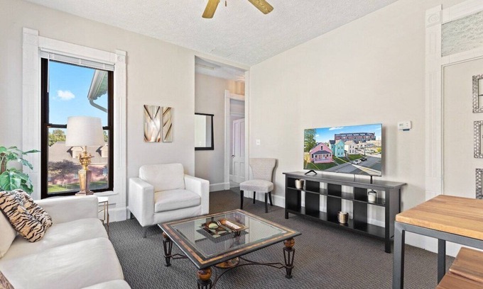 Babe Denny House | Lovely 2 bedroom Town Home - Close To It All!