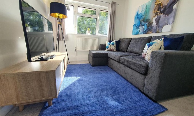 Biggleswade Apartment | Lovely 2 - Cozy Retreat Modern 2-Bedroom Flat in Bedfordshire with Fully-Equipped Kitchen and Relaxing Living Space