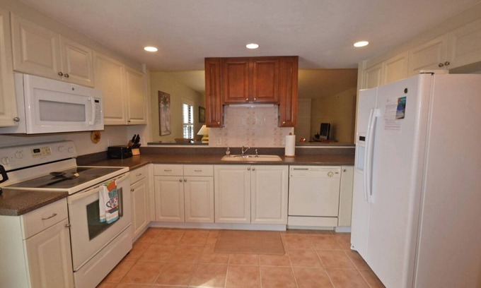 Englewood Condo | Lovely 3-Bedroom Beachside Condo