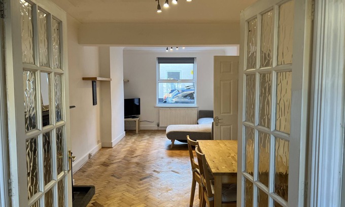 Woodside House | Lovely 3 bedroom home, open living/dining room, 2 bathrooms, garden and garage