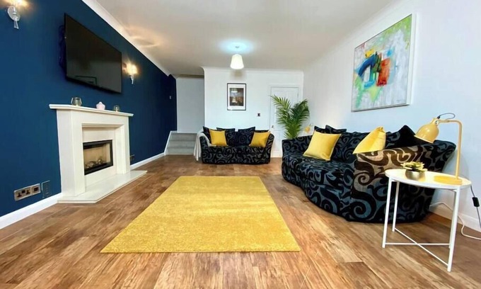 Poole House | Lovely 3 bedroom house - parking, garden & wifi