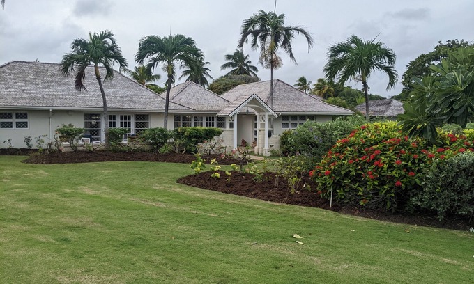 Long Bay Villa | Lovely 3 bedroom villa in beautifully landscaped gardens-2 minutes walk to beach