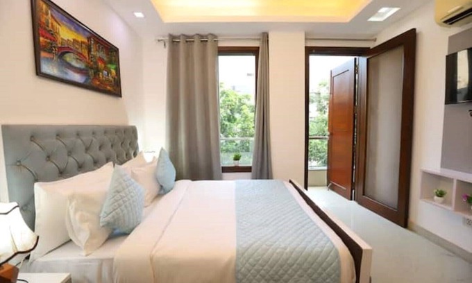 New Delhi Apartment | Lovely 3 BHK Apartment