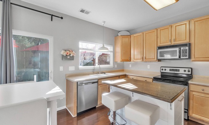 Parker House | Lovely 30-Day Boutique 3 Bedroom 3 Bath Furnished Rental
