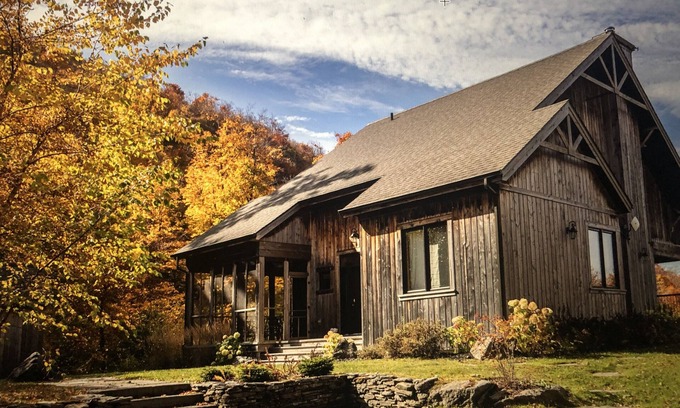 Bolton-Est Ski Chalet | Lovely 5 Bdr chalet, private lake in Bolton Est