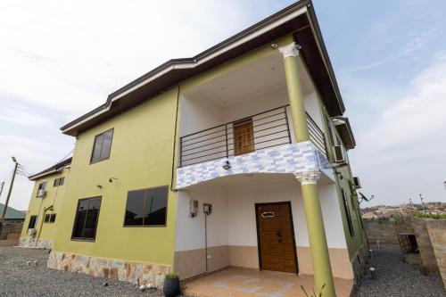 Nopendaw House | Lovely 5-Bed House Getaway Duplex in Accra