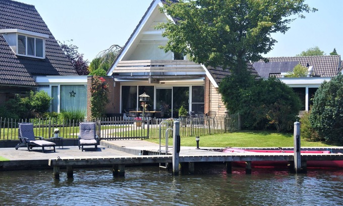 Uitwellingerga Villa | Lovely and cozy cottage centrally located on the water side in Friesland