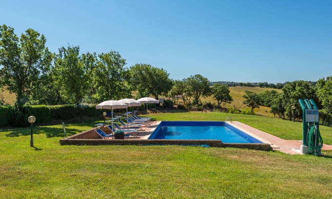 Scansano Villa | Lovely apartment in villa for 6 people with pool, WIFI, TV, patio, pets allowed and parking