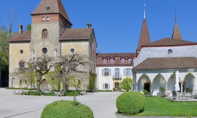 Muenchenwiler Apartment | Lovely apartment for 5 guests with WIFI, TV, patio, pets allowed, panoramic view and parking