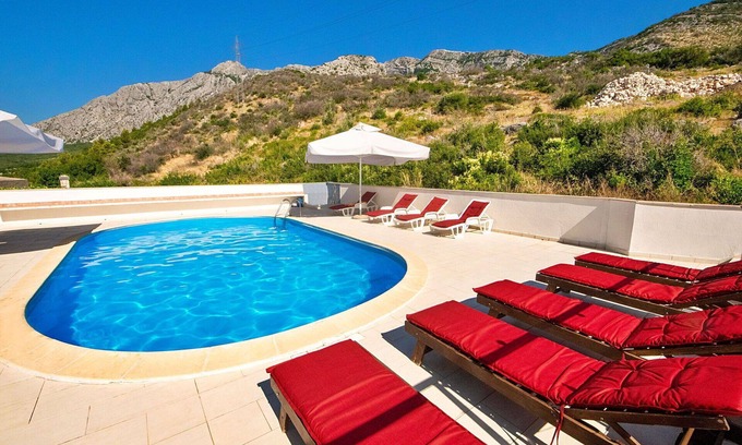 Stankovici Apartment | Lovely apartment for 4 people with A/C, pool, WIFI, TV, terrace and pets allowed