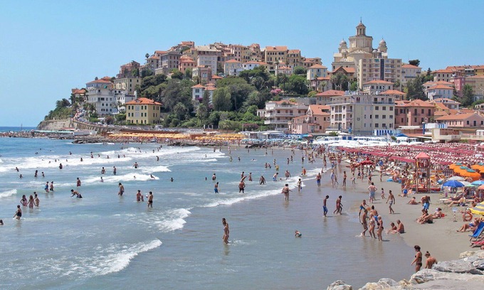 Oneglia Apartment | Lovely apartment for 5 guests with WIFI, A/C, TV, terrace and parking