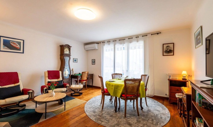 Convention Apartment | Lovely apartment for 4 people with A/C, TV, balcony and parking
