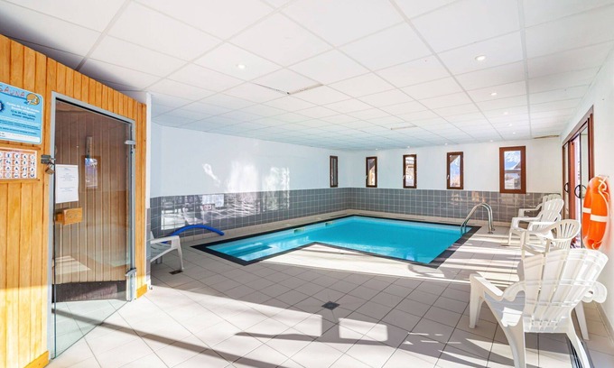 Les Bottieres Apartment | Lovely apartment for 6 guests with pool, internet, TV, balcony, pets allowed and parking