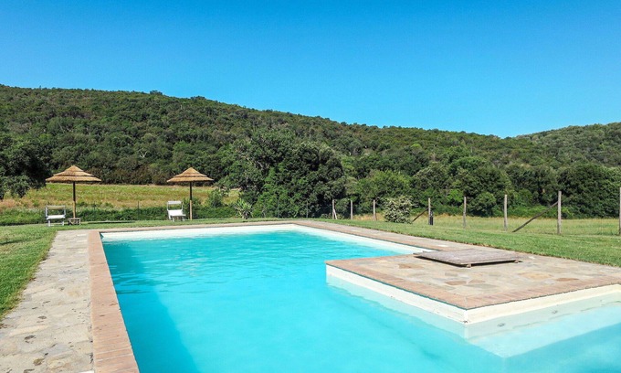 Montorsaio House | Lovely apartment in villa for 4 guests with WIFI, pool, TV, patio, pets allowed and parking