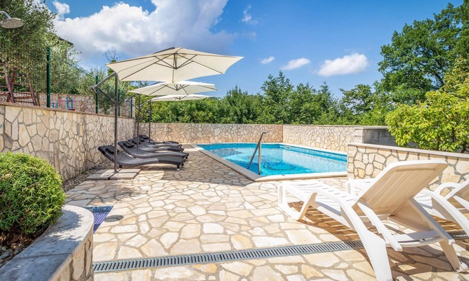 Jadranovo Apartment | Lovely apartment in Jadranovo with WiFi