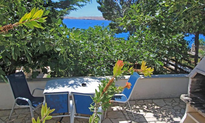 Cesarica Apartment | Lovely apartment in Ribarica with WiFi