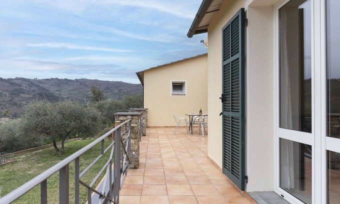Costa dʼOneglia Villa | Lovely apartment in villa for 4 people with A/C, WIFI, patio and pets allowed