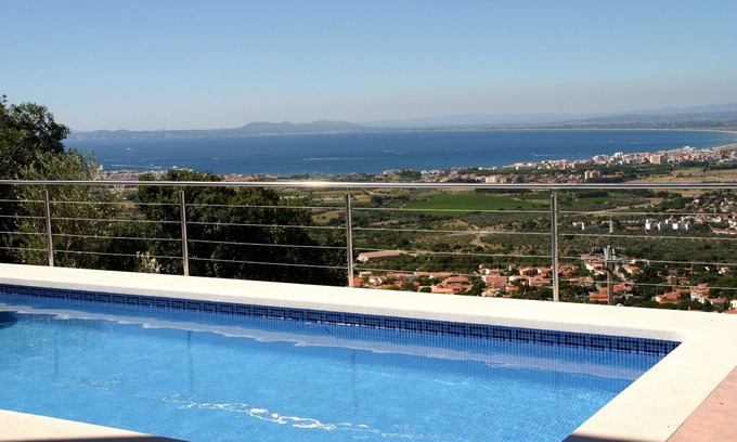 El Mas Fumats Apartment | lovely apartment with private swimmingpool and stunning views
