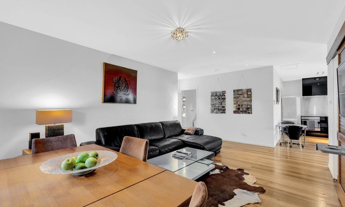 Yarraville Apartment | Lovely apartment with huge sunny garden in the heart of Yarraville Village.