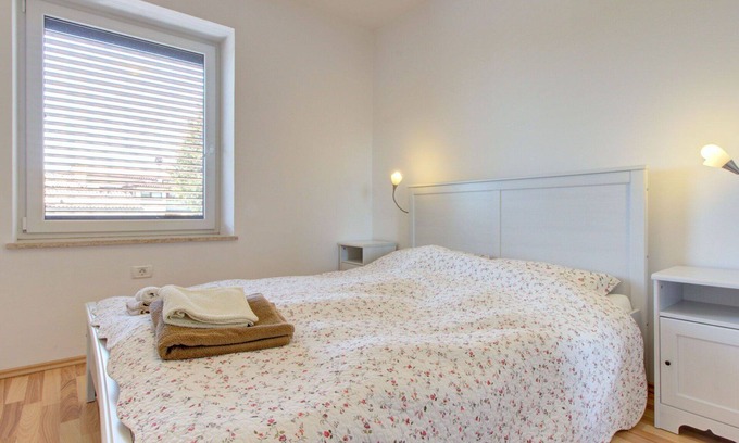 Truske Apartment | Lovely apartment with A/C, WIFI, pool, balcony, pets allowed, panoramic view and parking