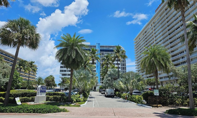 Galt Mile Condo | Lovely Beachfront Condo overlooking the Ocean, private jacuzzi, balcony & pool