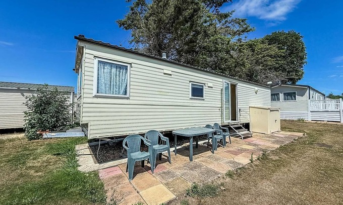 Clacton-on-Sea House | Lovely caravan at Valley Farm Holiday Park, sleeps 8 ref 46127V