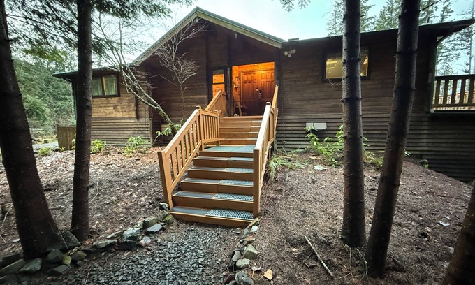 Enumclaw Cabin | Lovely cedar log cabin in Greenwater minutes to Mount Rainier